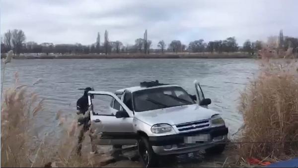 На Ставрополье, убегая от погони, внедорожник упал в водоем